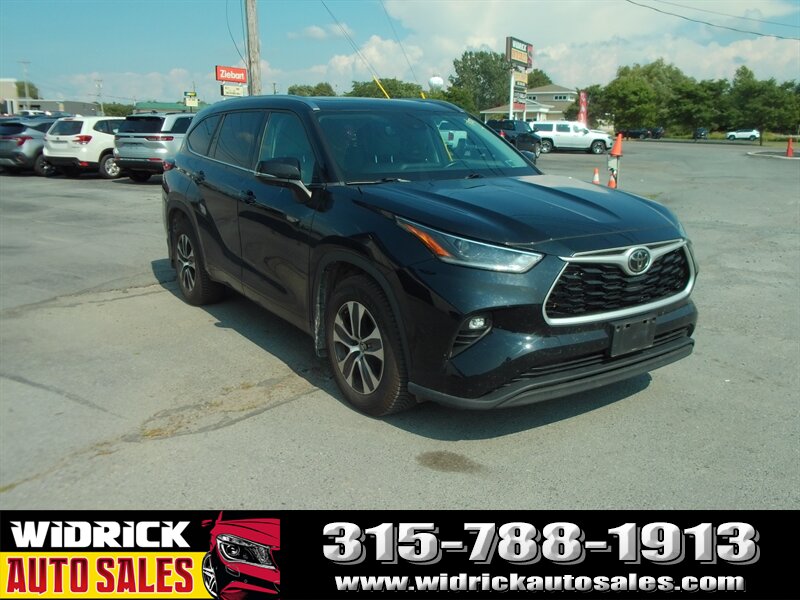 2021 Toyota Highlander XLE   - Photo 1 - Watertown, NY 13601