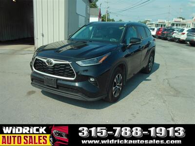 2021 Toyota Highlander XLE   - Photo 3 - Watertown, NY 13601
