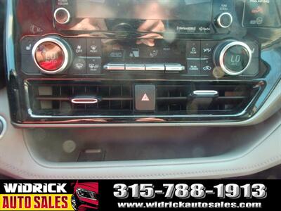 2021 Toyota Highlander XLE   - Photo 10 - Watertown, NY 13601