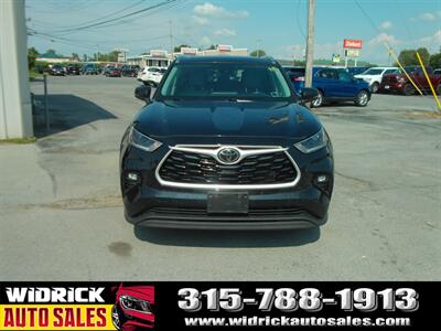 2021 Toyota Highlander XLE   - Photo 2 - Watertown, NY 13601