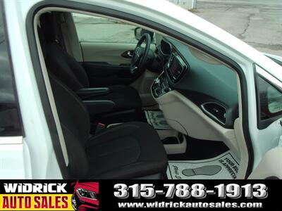 2022 Chrysler Voyager LX   - Photo 4 - Watertown, NY 13601