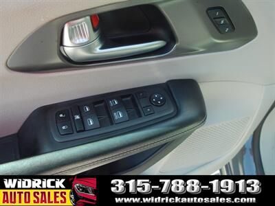 2022 Chrysler Pacifica Touring L - Photo 15 - Watertown, NY 13601