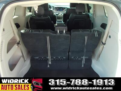 2022 Chrysler Pacifica Touring L - Photo 6 - Watertown, NY 13601