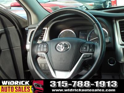 2019 Toyota Highlander XLE   - Photo 8 - Watertown, NY 13601
