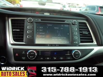 2019 Toyota Highlander XLE   - Photo 9 - Watertown, NY 13601