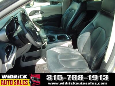 2022 Chrysler Pacifica Touring L - Photo 4 - Watertown, NY 13601