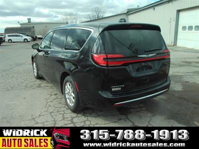 2023 Chrysler Pacifica Touring L   - Photo 17 - Watertown, NY 13601