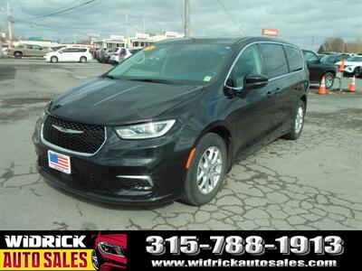 2023 Chrysler Pacifica Touring L   - Photo 3 - Watertown, NY 13601