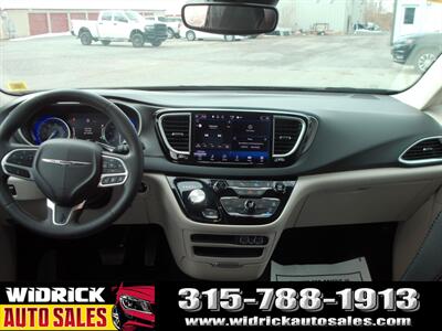 2023 Chrysler Pacifica Touring L   - Photo 6 - Watertown, NY 13601
