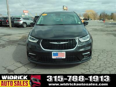 2023 Chrysler Pacifica Touring L   - Photo 2 - Watertown, NY 13601