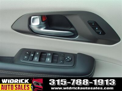 2023 Chrysler Pacifica Touring L   - Photo 8 - Watertown, NY 13601