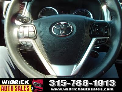 2019 Toyota Highlander XLE   - Photo 8 - Watertown, NY 13601