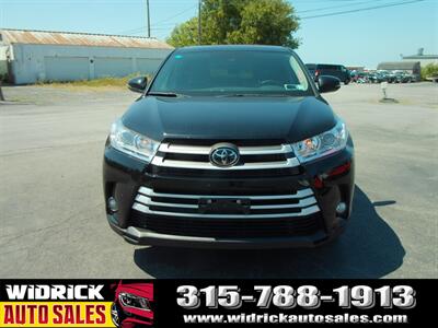 2019 Toyota Highlander LE Plus   - Photo 2 - Watertown, NY 13601