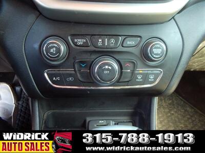 2017 Jeep Cherokee Trailhawk   - Photo 10 - Watertown, NY 13601