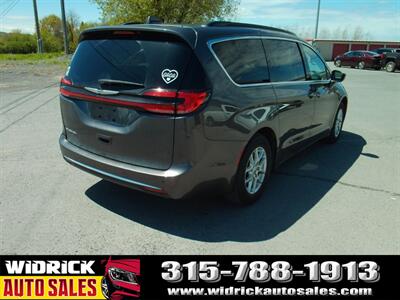2022 Chrysler Pacifica Touring L   - Photo 5 - Watertown, NY 13601