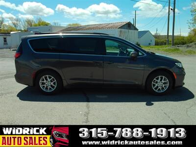 2022 Chrysler Pacifica Touring L   - Photo 4 - Watertown, NY 13601