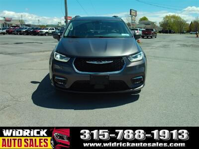 2022 Chrysler Pacifica Touring L   - Photo 2 - Watertown, NY 13601