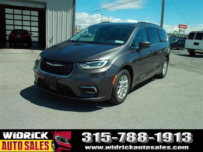 2022 Chrysler Pacifica Touring L   - Photo 3 - Watertown, NY 13601