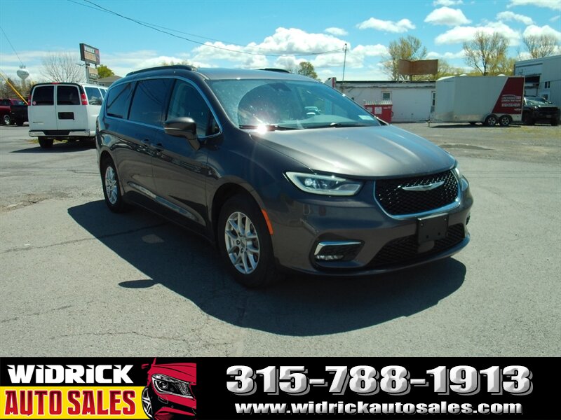 2022 Chrysler Pacifica Touring L   - Photo 1 - Watertown, NY 13601