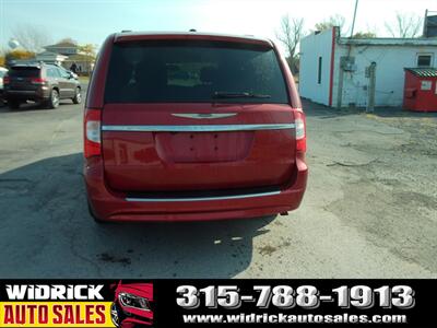 2015 Chrysler Town & Country Touring   - Photo 16 - Watertown, NY 13601