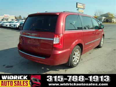 2015 Chrysler Town & Country Touring   - Photo 15 - Watertown, NY 13601