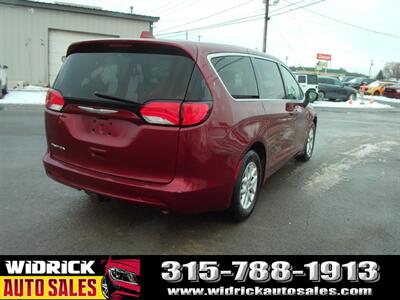 2017 Chrysler Pacifica Touring   - Photo 5 - Watertown, NY 13601