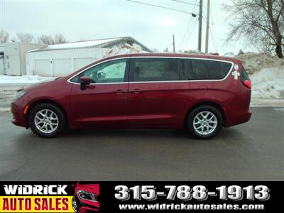 2017 Chrysler Pacifica Touring   - Photo 8 - Watertown, NY 13601