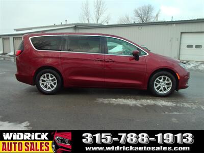 2017 Chrysler Pacifica Touring   - Photo 4 - Watertown, NY 13601