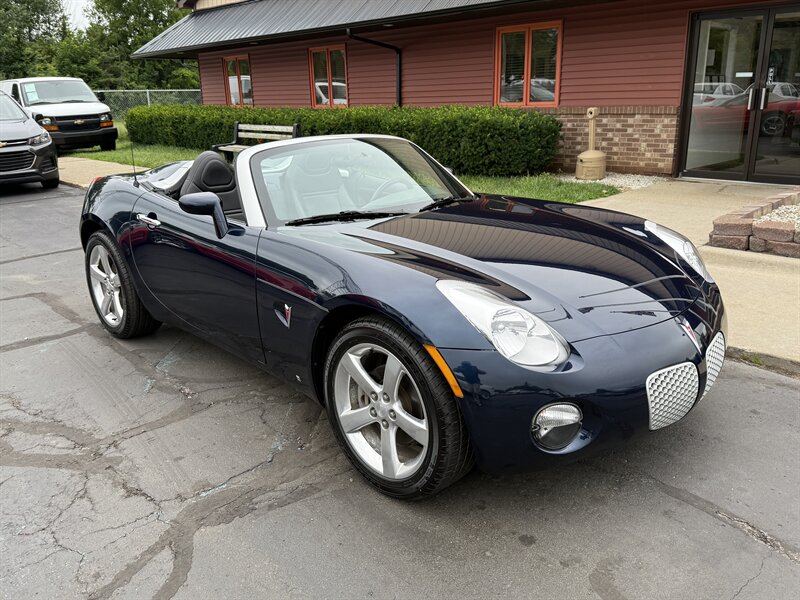 2006 Pontiac Solstice Convertible 5-Speed Manual - Photo 1 - Flushing, MI 48433