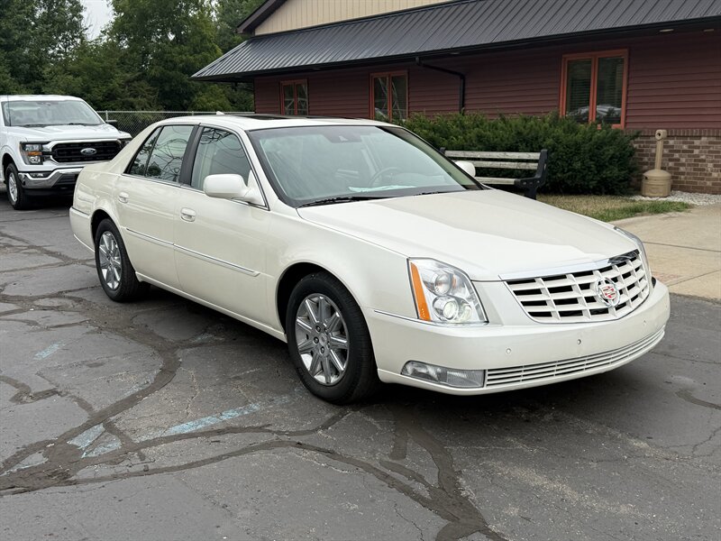 2010 Cadillac DTS Premium Collection   - Photo 1 - Flushing, MI 48433