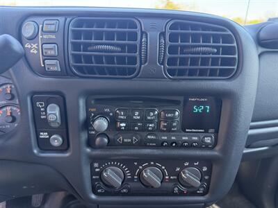 2001 Chevrolet Blazer LT 4X4   - Photo 12 - Flushing, MI 48433