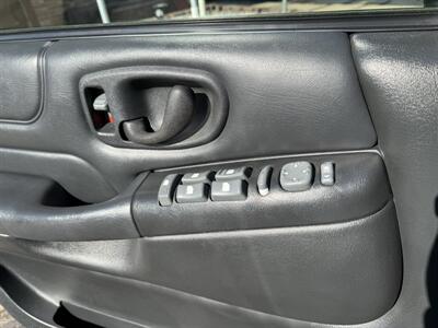 2001 Chevrolet Blazer LT 4X4   - Photo 15 - Flushing, MI 48433