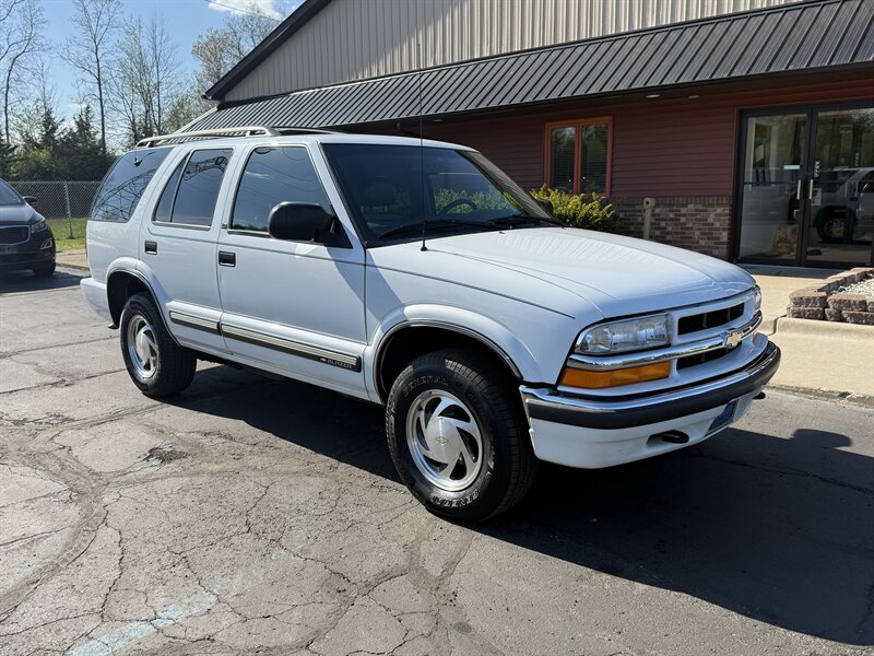2001 Chevrolet Blazer LT 4X4   - Photo 1 - Flushing, MI 48433