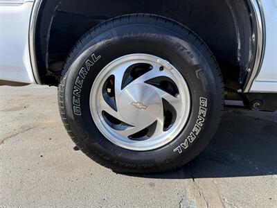 2001 Chevrolet Blazer LT 4X4   - Photo 32 - Flushing, MI 48433