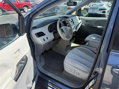 2014 Toyota Sienna LE - Photo 8 - Flushing, MI 48433