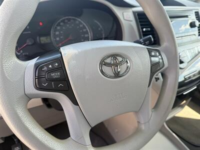 2014 Toyota Sienna LE - Photo 18 - Flushing, MI 48433