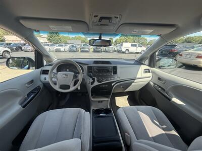 2014 Toyota Sienna LE - Photo 16 - Flushing, MI 48433
