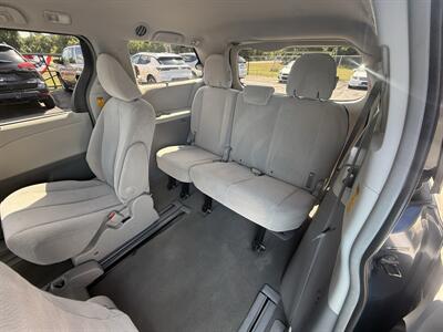 2014 Toyota Sienna LE - Photo 21 - Flushing, MI 48433