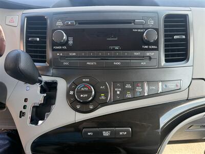 2014 Toyota Sienna LE - Photo 14 - Flushing, MI 48433