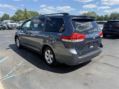 2014 Toyota Sienna LE - Photo 6 - Flushing, MI 48433
