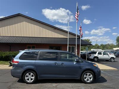 2014 Toyota Sienna LE - Photo 2 - Flushing, MI 48433
