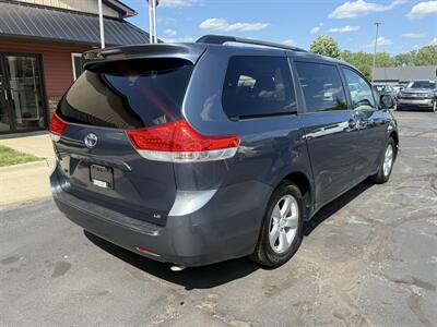 2014 Toyota Sienna LE - Photo 4 - Flushing, MI 48433