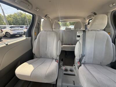 2014 Toyota Sienna LE - Photo 12 - Flushing, MI 48433