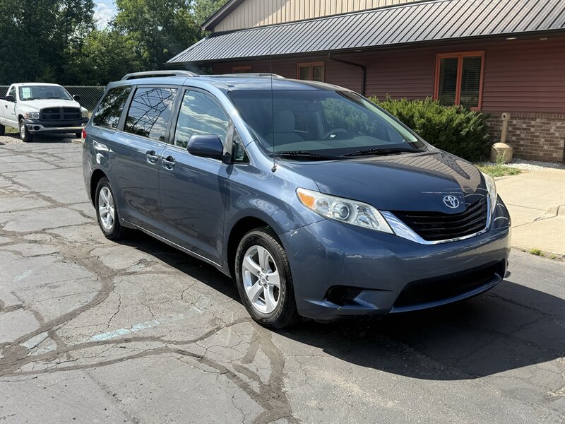 2014 Toyota Sienna LE   - Photo 1 - Flushing, MI 48433