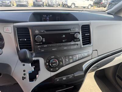 2014 Toyota Sienna LE - Photo 10 - Flushing, MI 48433