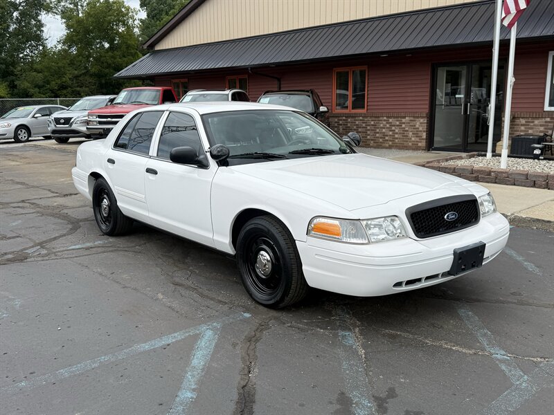 2011 Ford Crown Victoria Police Interceptor   - Photo 1 - Flushing, MI 48433