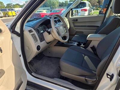 2010 Ford Escape XLS   - Photo 10 - Flushing, MI 48433