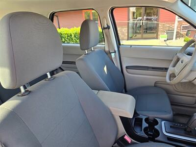 2010 Ford Escape XLS   - Photo 20 - Flushing, MI 48433