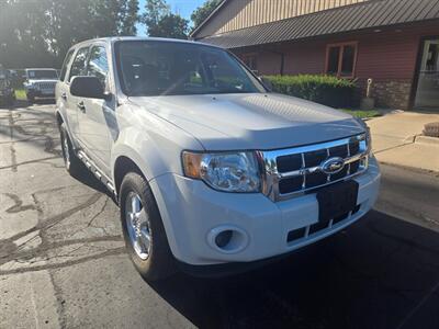2010 Ford Escape XLS   - Photo 2 - Flushing, MI 48433