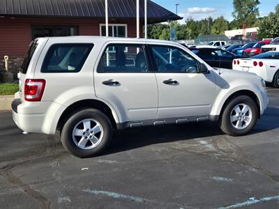 2010 Ford Escape XLS   - Photo 8 - Flushing, MI 48433